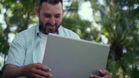 Freelancer working outdoors with laptop computer Stockbeeldmateriaal 337905686