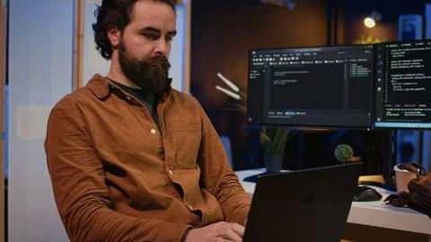 Freelancing computer scientist starting work in personal office at home Foto stock