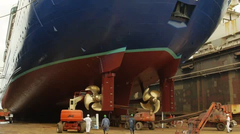 Freeport working under cruise ship Stockbeeldmateriaal 32156416