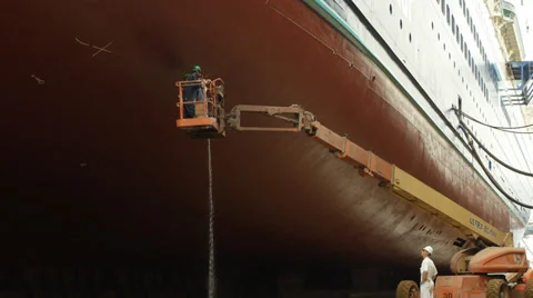 Freeport working under cruise ship Stock Footage 32156600