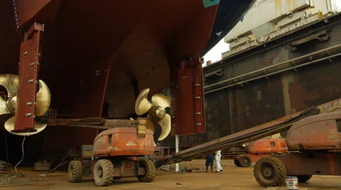 Freeport working under ship propellers Stockbeeldmateriaal 32156700