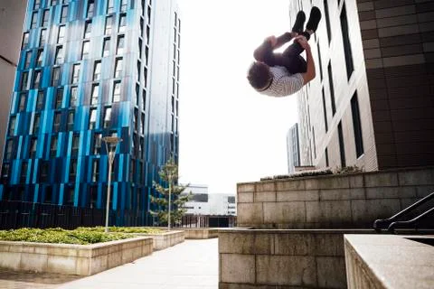 Freerunner Doing Flips in the City Фото