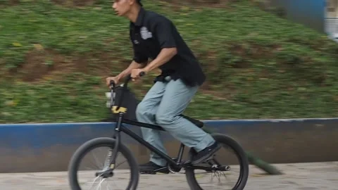 Freestyle cyclist demonstrating stunts Stock Footage 197524550