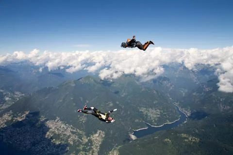 Freestyle skydiving team training together. One man performing air-ballet, Foto stock