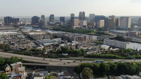 Freeway and rail yard below the downtown Newark skyline Vidéo 108296837