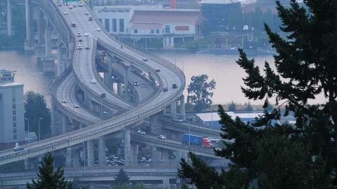 Freeway city traffic going over Willamette River bridges in Portland Oregon 스톡 동영상 104455502
