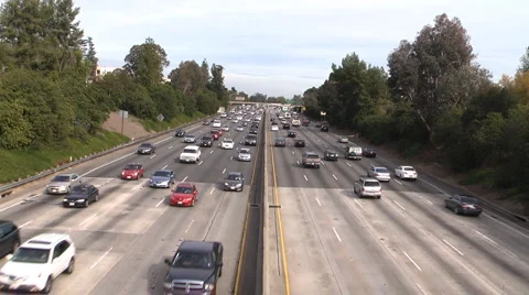 Freeway lookdown pan and tilt down over traffic  Stock-Footage 1128955