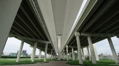 Freeway Overpass - 4k Stockbeeldmateriaal 79905469