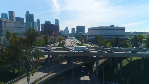 Freeway overpass Aerial shot in Los Angles. heavy traffic. Camera moving righ Vidéo 87488048