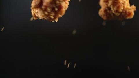 Freeze motion close up in two deep fried chicken pieces Video stock 196980150