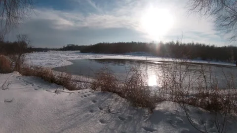 Freezing river landscape, snow, sun, river bend, winter, northern Ukraine. Vídeo Stock 325620295
