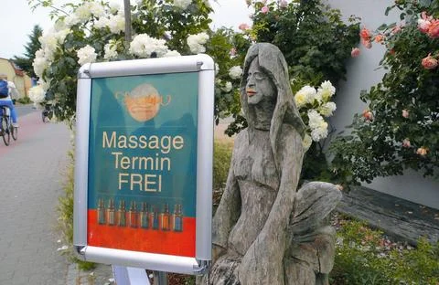 Freie Massage Termine mit Spuersinn - Werbetafel am Seeufer in Waren. *** ... Stock Photos
