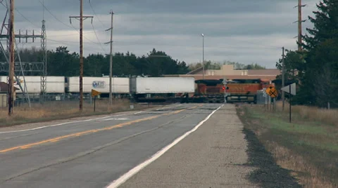 Freight Train at Crossing Vidéo 33518065