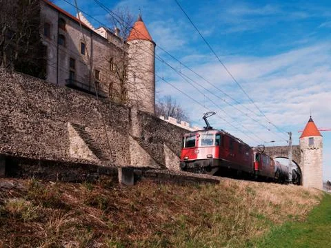 Freight train going through the medieval gate of the Grandson Castle Foto stock