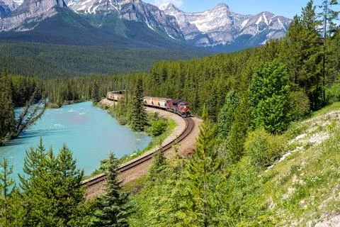 Freight train going through Morants Curve on a sunny summer day in Banff Na.. Foto stock