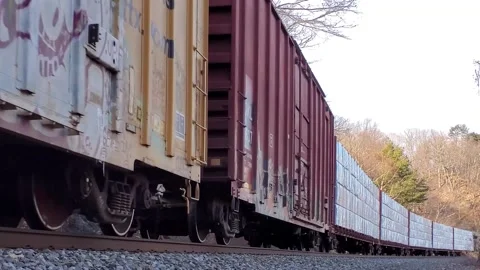 Freight train with locomotive engine in middle. Distributed Power Unit DPU sound Vídeo Stock 147510967