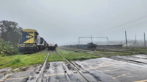 Freight Train Locomotives at Rail Yard in Heavy Rain and Fog Brazil 4K 스톡 동영상 335399976