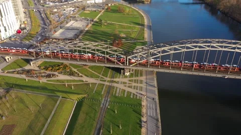 A freight train moving on a railway bridge. Frankfurt city bridge Vídeos de archivo 293292225