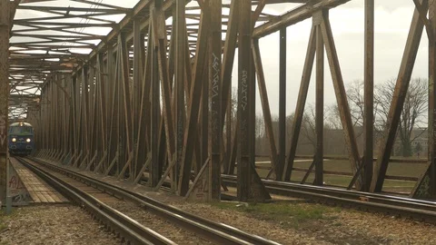 Freight train passes through the metal bridge. Stock-Footage 106401702