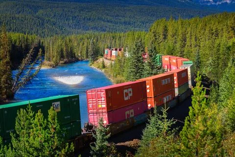 Freight train passing through Morant's Curve in bow valley, Canada Foto stock