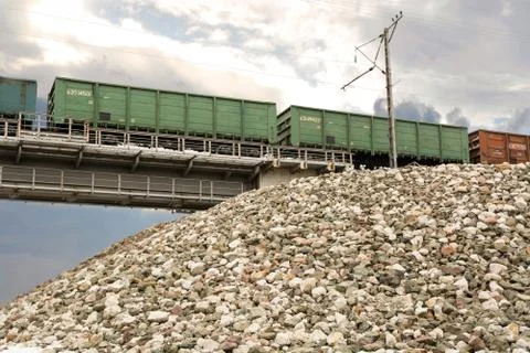 Freight train on the railway bridge. Foto stock