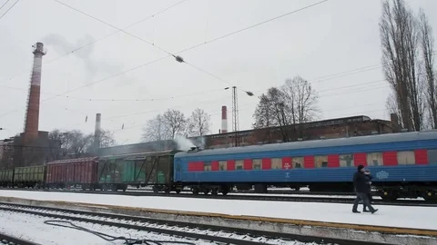 Freight Train Slow Moving on Rail Station on the Background Of Winter Gray Sk 스톡 동영상 84852123