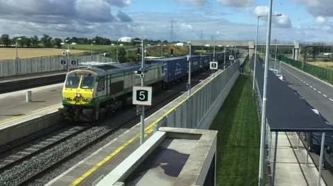 Freight Train Speeding Through Station Vidéo 59859944