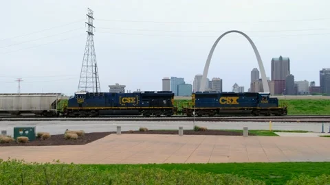 Freight train in St. Louis with The Gateway Arch in the background Stock Footage 166363452