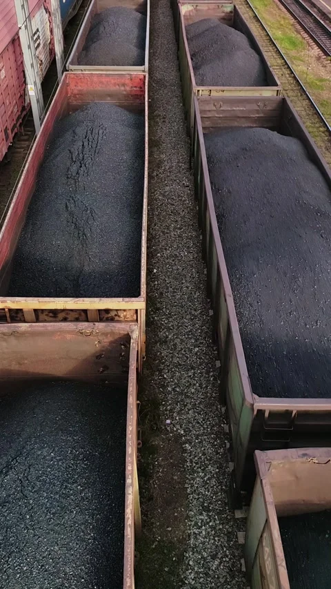 Freight train transporting coal in open wagons. Vidéo 335390474