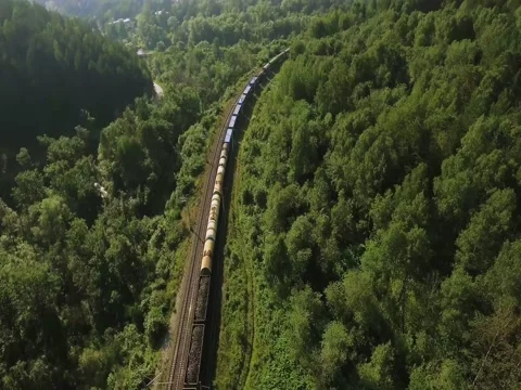 Freight train on winding Trans Siberian railway at summer day in Ural Mountains Vidéo gratuite 82711257