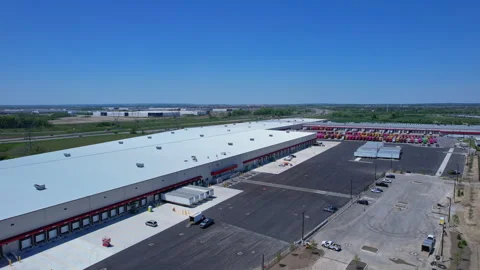 Freight transfer at modern distribution center. Shipping containers at loading Vidéo 336512743