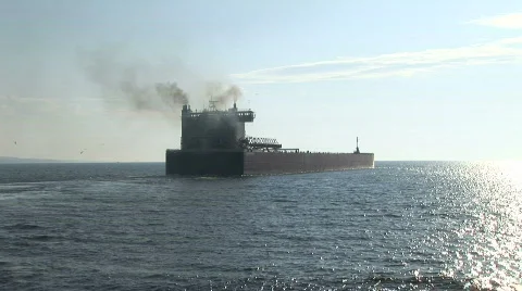 Freighter Leaving Port Stockbeeldmateriaal 310987