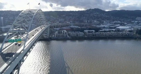 Fremont Bridge Spanning the Willamette River in Portland Oregon Video stock 123092853