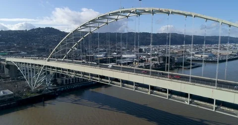 Fremont Bridge Spanning the Willamette River in Portland Oregon Video stock 123121794