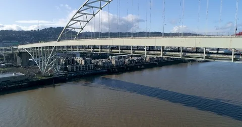 Fremont Bridge Spanning the Willamette River in Portland Oregon Video stock 123122684