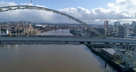 Fremont Bridge Spanning the Willamette River in Portland Oregon Video stock 123122819