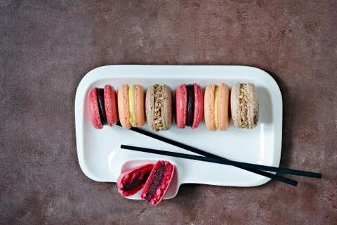 French assorted macarons cakes on a rectangular dish. Foto stock