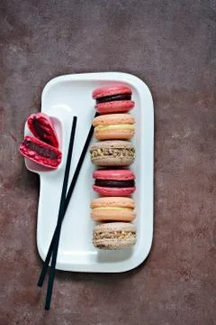 French assorted macarons cakes on a rectangular dish. Foto stock