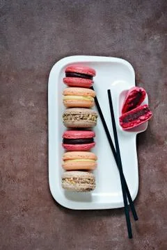 French assorted macarons cakes on a rectangular dish. Foto stock