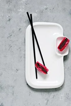 French assorted macarons cakes on a rectangular dish. Foto stock