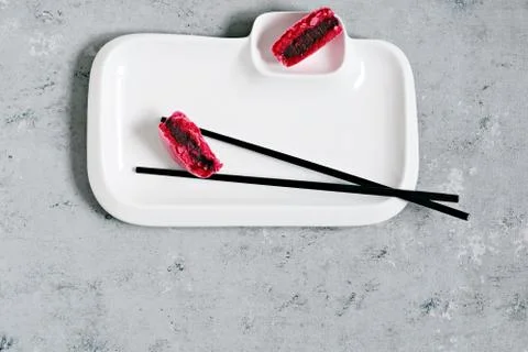 French assorted macarons cakes on a rectangular dish. Foto stock