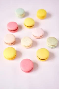 French cake macaron. Set of cute sweets on pastel pink background. almond Foto stock