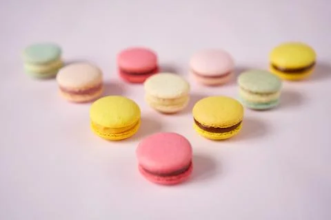 French cake macaron. Set of cute sweets on pastel pink background. almond Foto stock