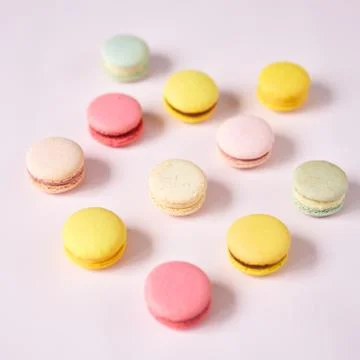 French cake macaron. Set of cute sweets on pastel pink background. almond Foto stock