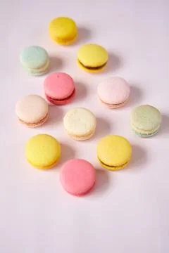 French cake macaron. Set of cute sweets on pastel pink background. almond Foto stock