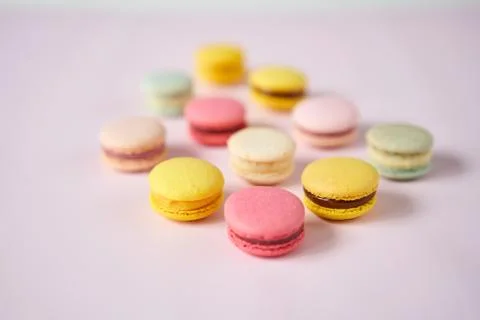 French cake macaron. Set of cute sweets on pastel pink background. almond Foto stock