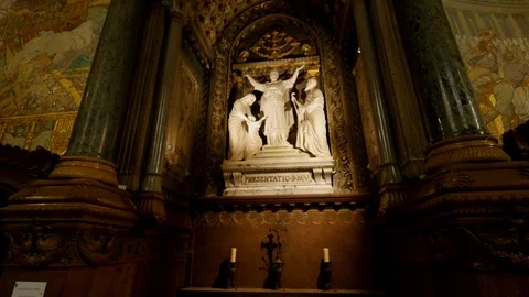 French Cathedral with Roman statues wide Stock-Footage 101201697