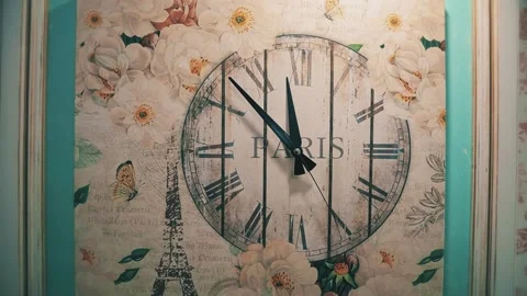 French clock with the eiffel tower and the inscription paris hang on the wall Vidéo 145519235