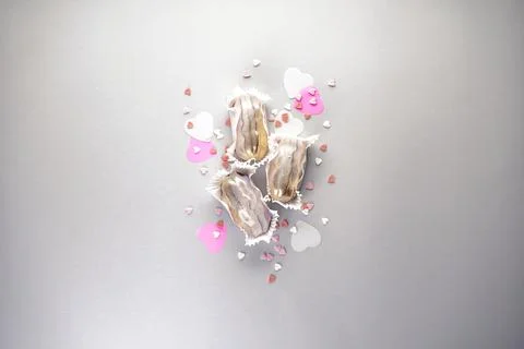 French dessert. Eclairs on a gray background with confetti in the form of hea Stock-Fotos