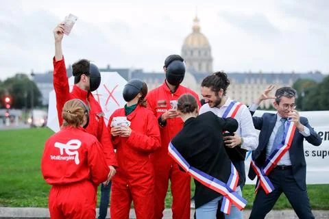 French environmental groups protest about 'big polluters' taxation in Paris, Fra Stock-Fotos